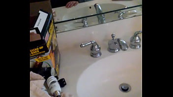 Mamando verga en el baño