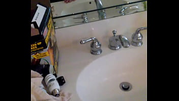 Mamando verga en el baño