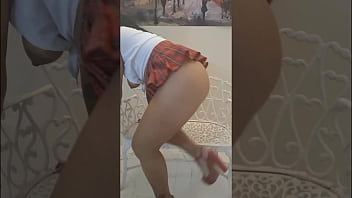 De óculos safada e com nicoly goza com a banana bem fundo