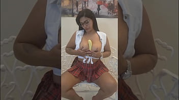 De óculos safada e com nicoly goza com a banana bem fundo