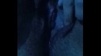 Abrindo minha bucetinha virgem molhadinha pra ser lambida