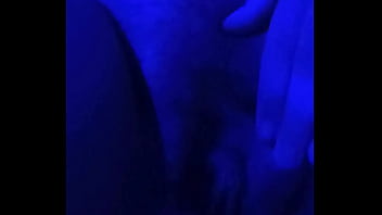 Abrindo minha bucetinha virgem molhadinha pra ser lambida