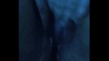 Abrindo minha bucetinha virgem molhadinha pra ser lambida