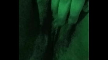 Abrindo minha bucetinha virgem molhadinha pra ser lambida