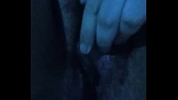 Abrindo minha bucetinha virgem molhadinha pra ser lambida