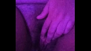 Abrindo minha bucetinha virgem molhadinha pra ser lambida