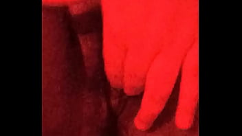 Abrindo minha bucetinha virgem molhadinha pra ser lambida