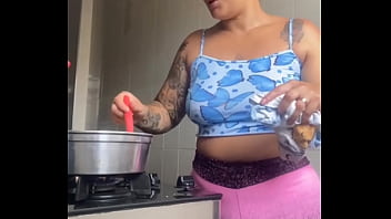 Estou louca pra dar minha buceta até inchou