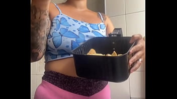 Estou louca pra dar minha buceta até inchou