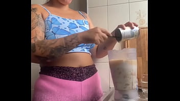 Estou louca pra dar minha buceta até inchou