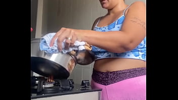 Estou louca pra dar minha buceta até inchou