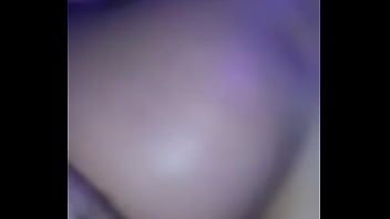 Gostosa cavalgando com a bunda gigante