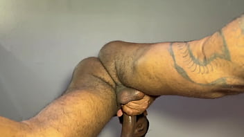 Negão não perdoou o novinho do rabo rosado e meteu seus 22 cm no pelo