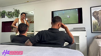 Milf inconformada obriga dois caras a desligarem a tv para foderem o cú dela