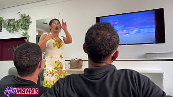 Milf inconformada obriga dois caras a desligarem a tv para foderem o cú dela