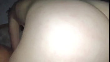 Novinha pediu pra cavalgar sem camisinha sentiu na pele o pau entrando gemeu muito gostoso