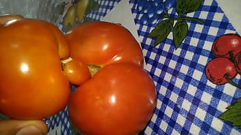 Dois tomates transando e gozando
