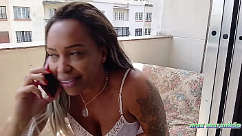 Esperando o amigo do meu marido para levar madeirada da grande