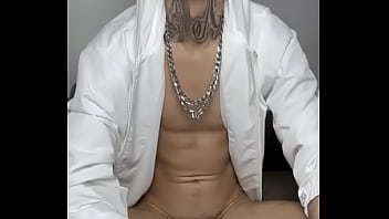 Morena peituda mostra sua bunda grande e gosta de cavalgar pau grande