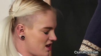 Kinky beauty gets cumshot on her face gulping all the juice