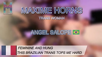 Elle est trans brésilienne féminine mais sa bite me détruit le cul sans pitié je l’ai sucée elle m’a
