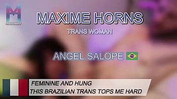 Elle est trans brésilienne féminine mais sa bite me détruit le cul sans pitié je l’ai sucée elle m’a