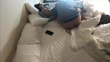 旅行の朝空港に向かう前に2人で朝から激しく突き合うカップル