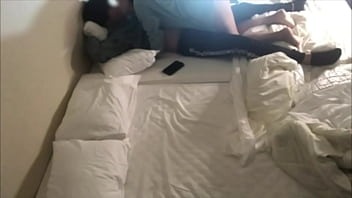 旅行の朝空港に向かう前に2人で朝から激しく突き合うカップル