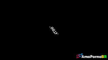 Eu escutava uns estralos atras da porta do quarto da minha enteada quando estava com seu meio irmao xv