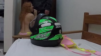 Moto boy o delivery que ganhou um boquete