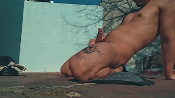 Muestra de sensualidad de numero 1 acostado y comodo disfrutando del aire en el ass