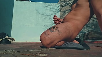 Muestra de sensualidad de numero 1 acostado y comodo disfrutando del aire en el ass