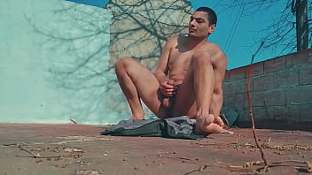 Muestra de sensualidad de numero 1 acostado y comodo disfrutando del aire en el ass