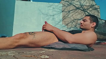 Muestra de sensualidad de numero 1 acostado y comodo disfrutando del aire en el ass