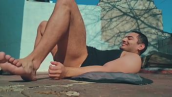 Muestra de sensualidad de numero 1 acostado y comodo disfrutando del aire en el ass