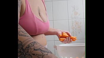 Vou chamar o vizinho pra almoçar aqui coloquei um shorts bem apertado que racha a buceta