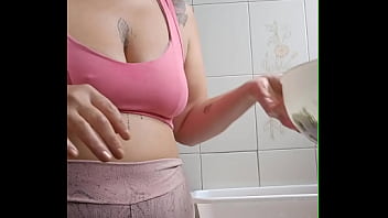 Vou chamar o vizinho pra almoçar aqui coloquei um shorts bem apertado que racha a buceta