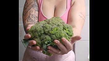 Vou chamar o vizinho pra almoçar aqui coloquei um shorts bem apertado que racha a buceta