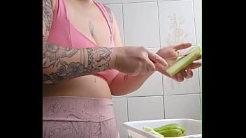 Vou chamar o vizinho pra almoçar aqui coloquei um shorts bem apertado que racha a buceta