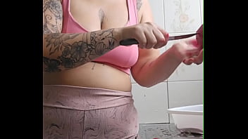 Vou chamar o vizinho pra almoçar aqui coloquei um shorts bem apertado que racha a buceta