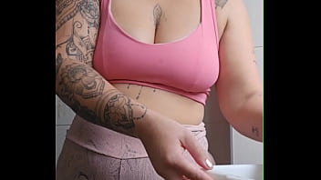 Vou chamar o vizinho pra almoçar aqui coloquei um shorts bem apertado que racha a buceta