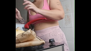 Vou chamar o vizinho pra almoçar aqui coloquei um shorts bem apertado que racha a buceta