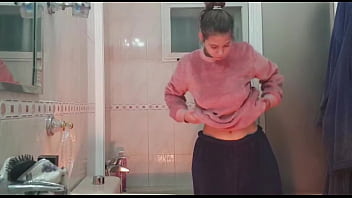 Se mete en la bañera y le encuentro el video