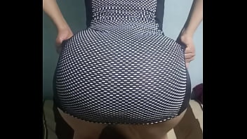 Con vestido y en tanga negra Con vestido y en tanga negra
