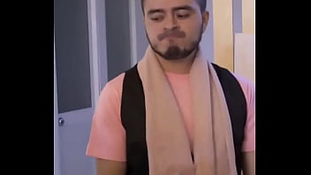 Mujer hermosa se hizo pasar por una maniquí en ropa interior calvin klein de color rosa para que no la descubrieran