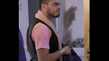 Mujer hermosa se hizo pasar por una maniquí en ropa interior calvin klein de color rosa para que no la descubrieran