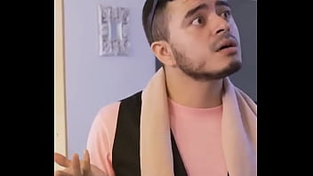 Mujer hermosa se hizo pasar por una maniquí en ropa interior calvin klein de color rosa para que no la descubrieran Mujer hermosa se hizo pasar por una maniquí en ropa interior calvin klein de color rosa para que no la descubrieran