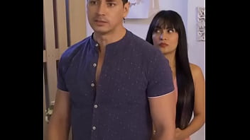 Mujer hermosa se hizo pasar por una maniquí en ropa interior calvin klein de color rosa para que no la descubrieran