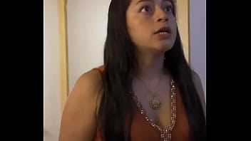 Mujer hermosa se hizo pasar por una maniquí en ropa interior calvin klein de color rosa para que no la descubrieran