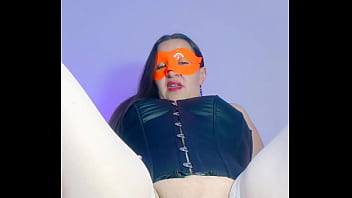 La dueña del bar imita a la mucama y hace un video masturbandose para mostrar a sus clientes 1 full on xred sheer